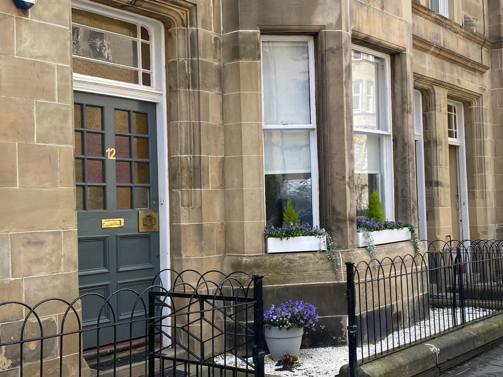 Lovely Main Door 2 Bed Apartment Edinburgh Bagian luar foto